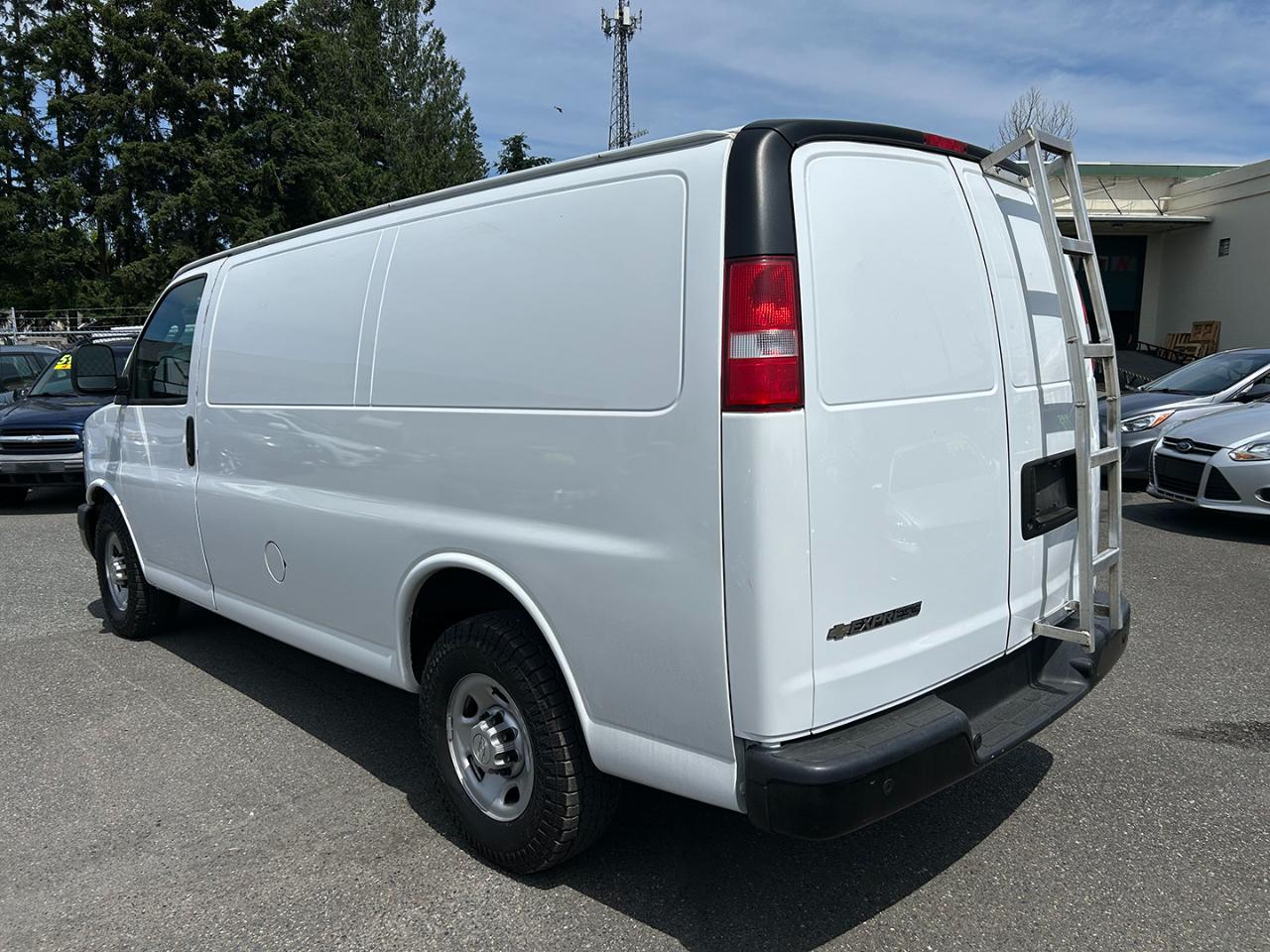 Chevrolet Express Cargo Van RWD 3500 135" 2017