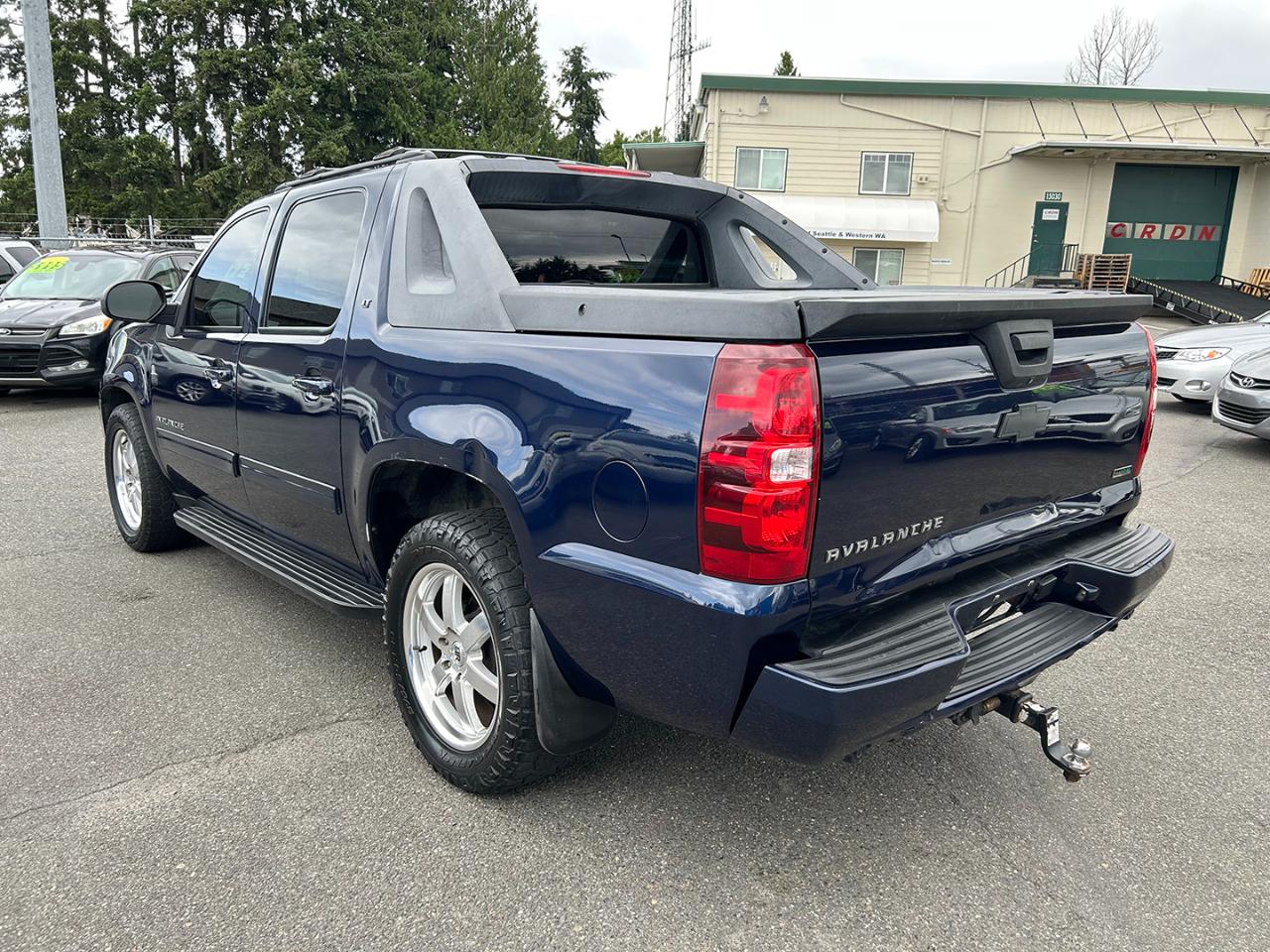 Chevrolet Avalanche 4WD Crew Cab LT 2011