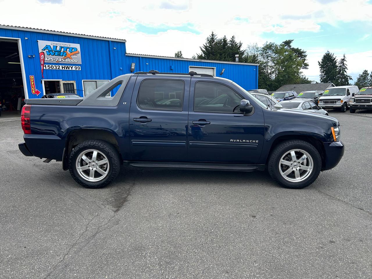 Chevrolet Avalanche 4WD Crew Cab LT 2011