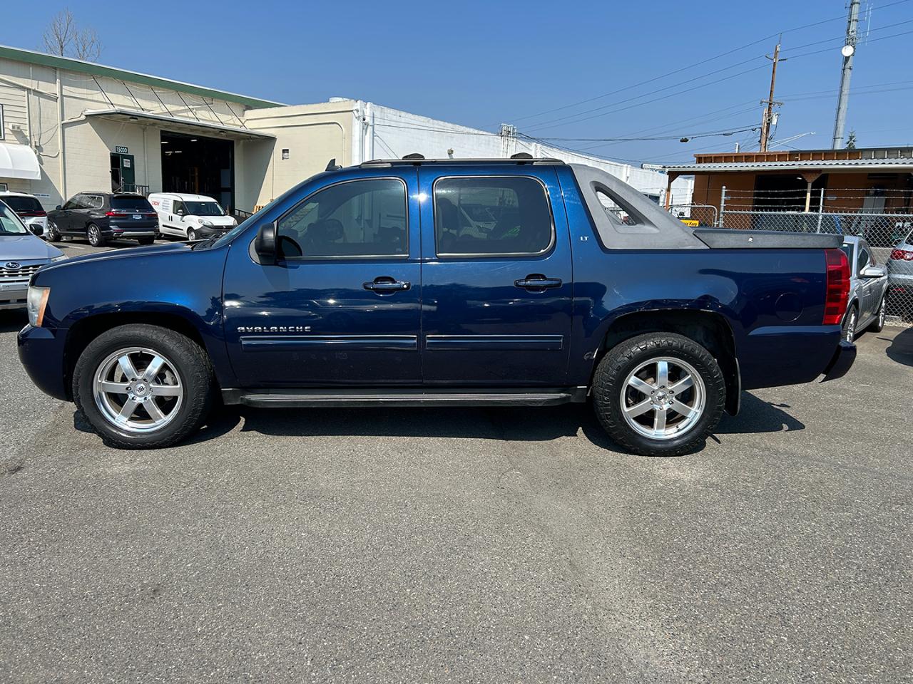 Chevrolet Avalanche 4WD Crew Cab LT 2011