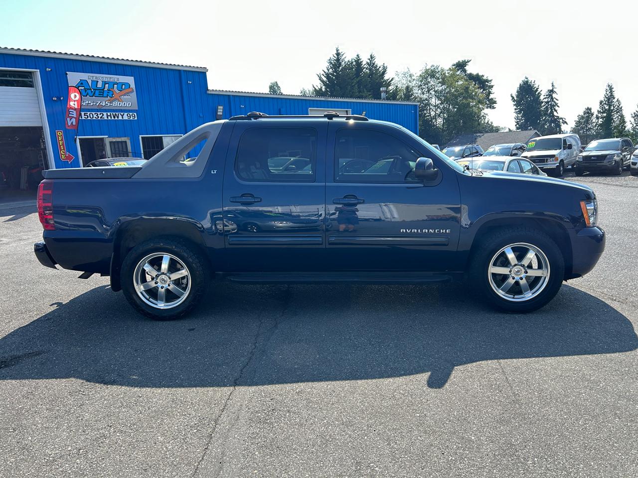 Chevrolet Avalanche 4WD Crew Cab LT 2011