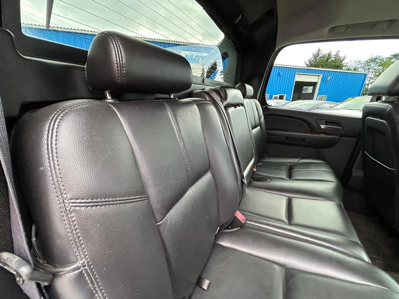 Chevrolet Avalanche 4WD Crew Cab LT 2011