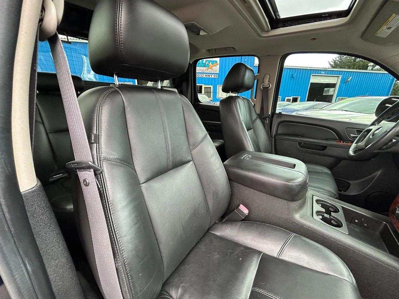 Chevrolet Avalanche 4WD Crew Cab LT 2011