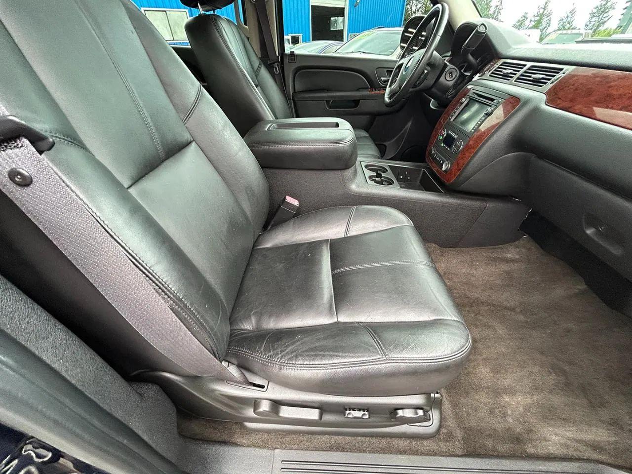 Chevrolet Avalanche 4WD Crew Cab LT 2011