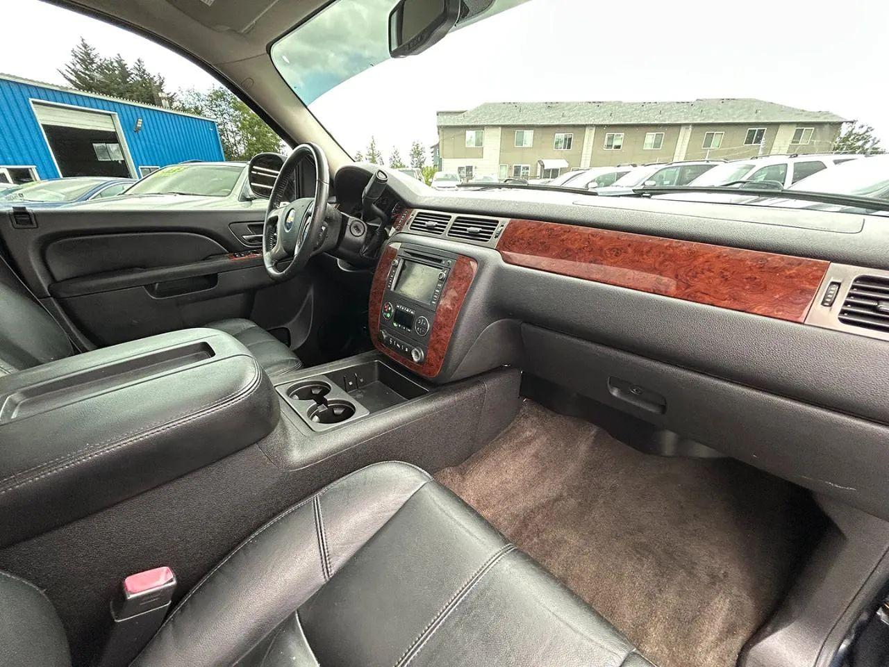 Chevrolet Avalanche 4WD Crew Cab LT 2011