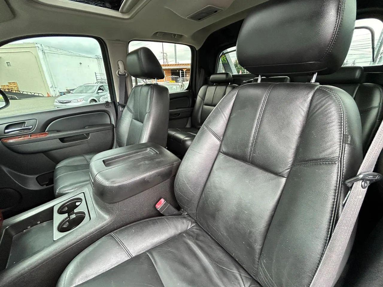 Chevrolet Avalanche 4WD Crew Cab LT 2011