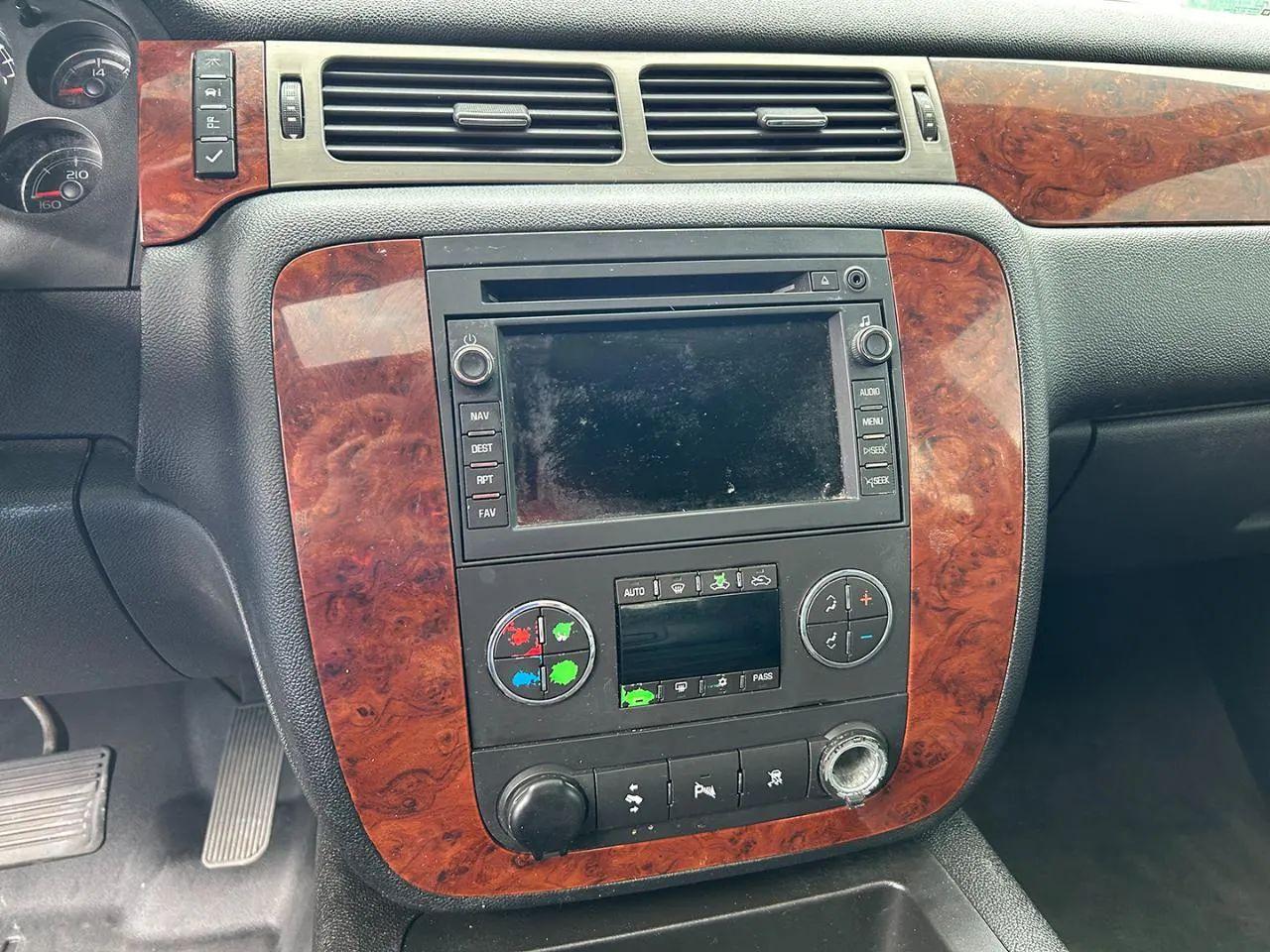 Chevrolet Avalanche 4WD Crew Cab LT 2011