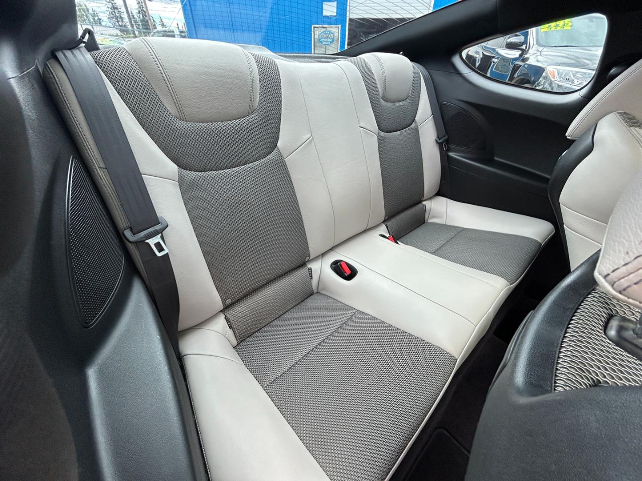 Hyundai Genesis Coupe 2dr I4 2.0T Auto Premium 2013
