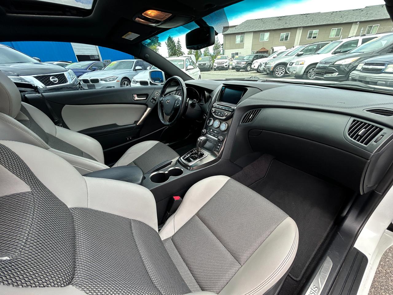 Hyundai Genesis Coupe 2dr I4 2.0T Auto Premium 2013