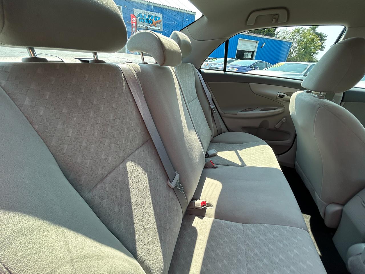 Toyota Corolla 4dr Sdn Man (Natl) 2010