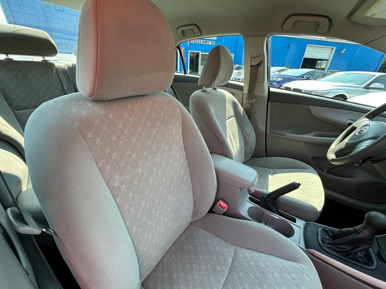 Toyota Corolla 4dr Sdn Man (Natl) 2010