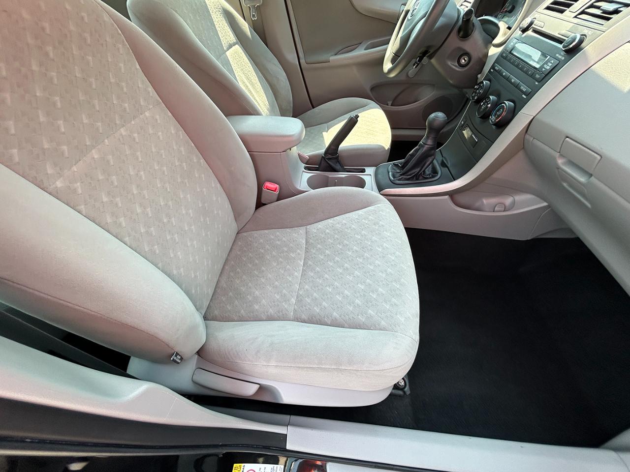 Toyota Corolla 4dr Sdn Man (Natl) 2010