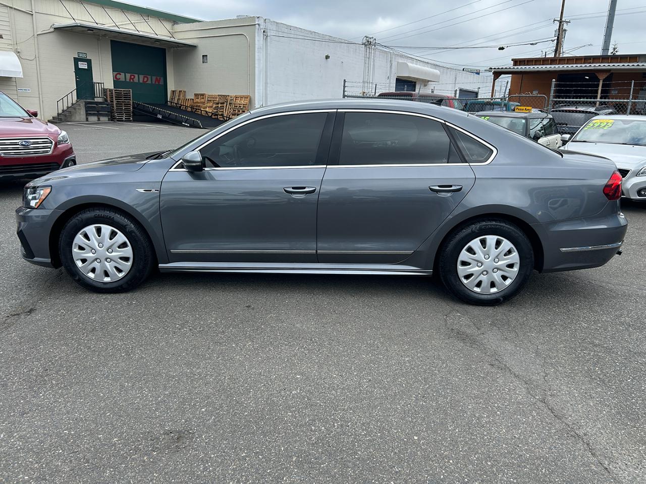 Volkswagen Passat R-Line w/Comfort Pkg Auto 2017