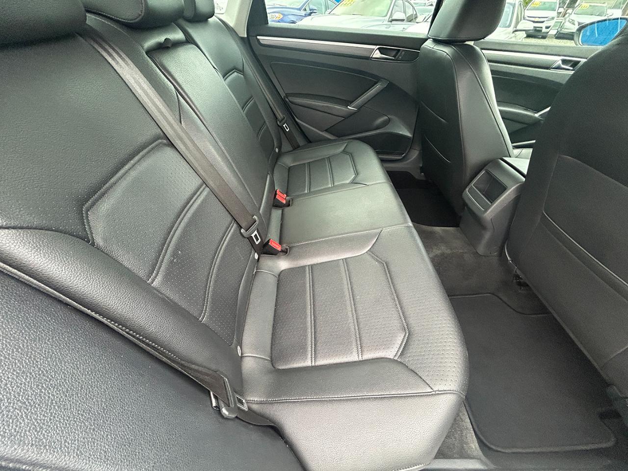 Volkswagen Passat R-Line w/Comfort Pkg Auto 2017