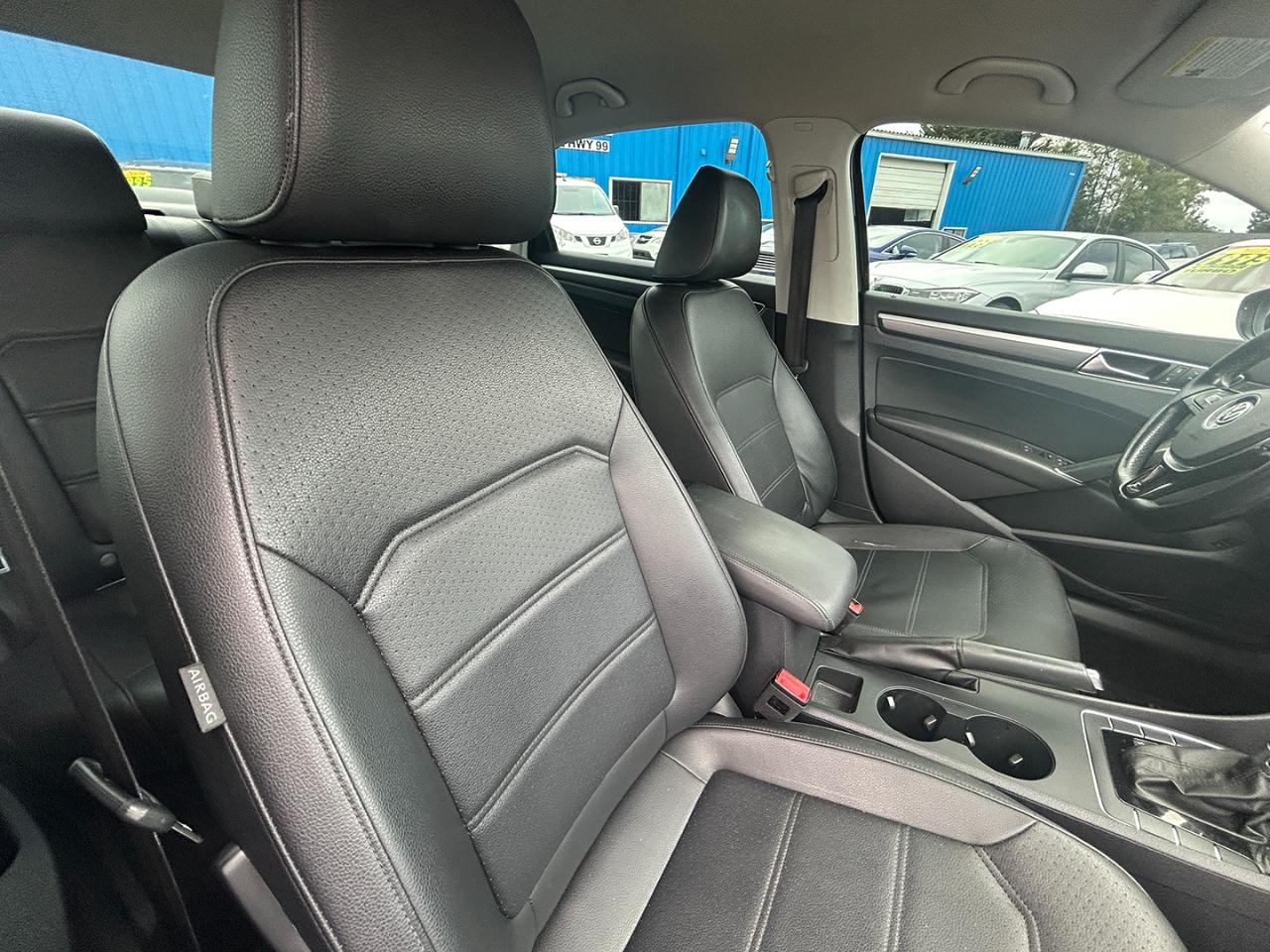 Volkswagen Passat R-Line w/Comfort Pkg Auto 2017
