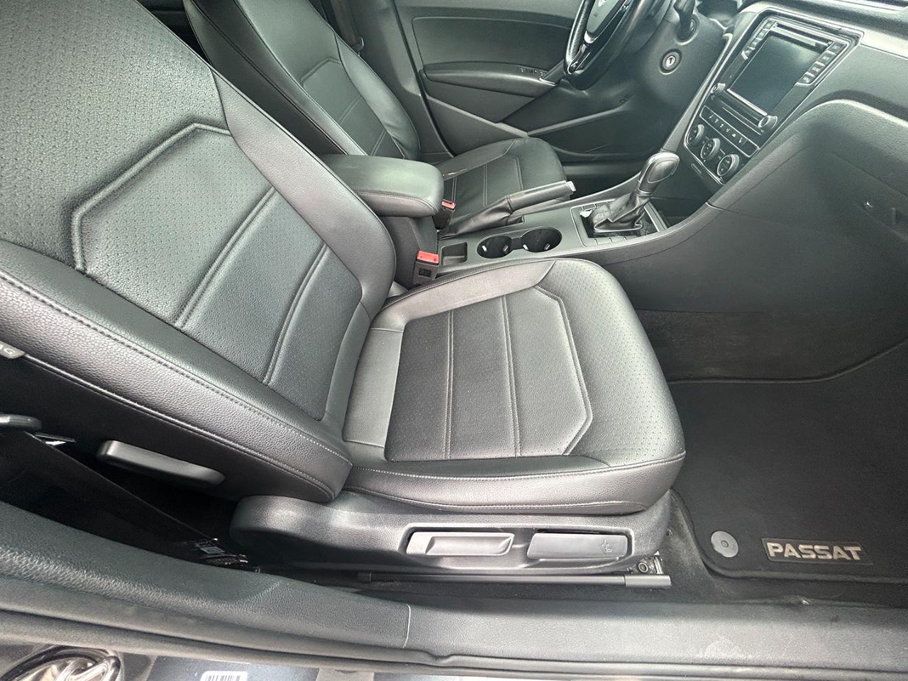 Volkswagen Passat R-Line w/Comfort Pkg Auto 2017
