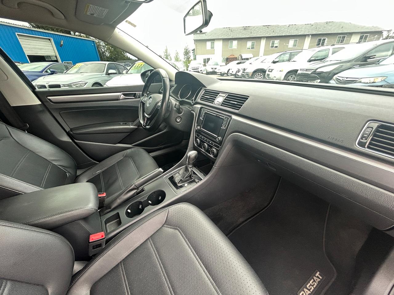 Volkswagen Passat R-Line w/Comfort Pkg Auto 2017