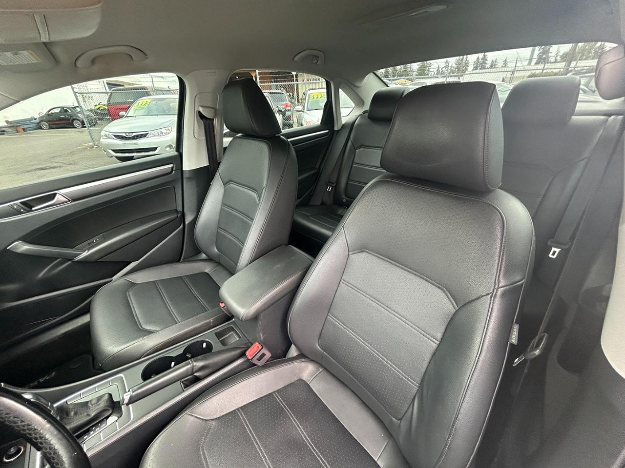 Volkswagen Passat R-Line w/Comfort Pkg Auto 2017