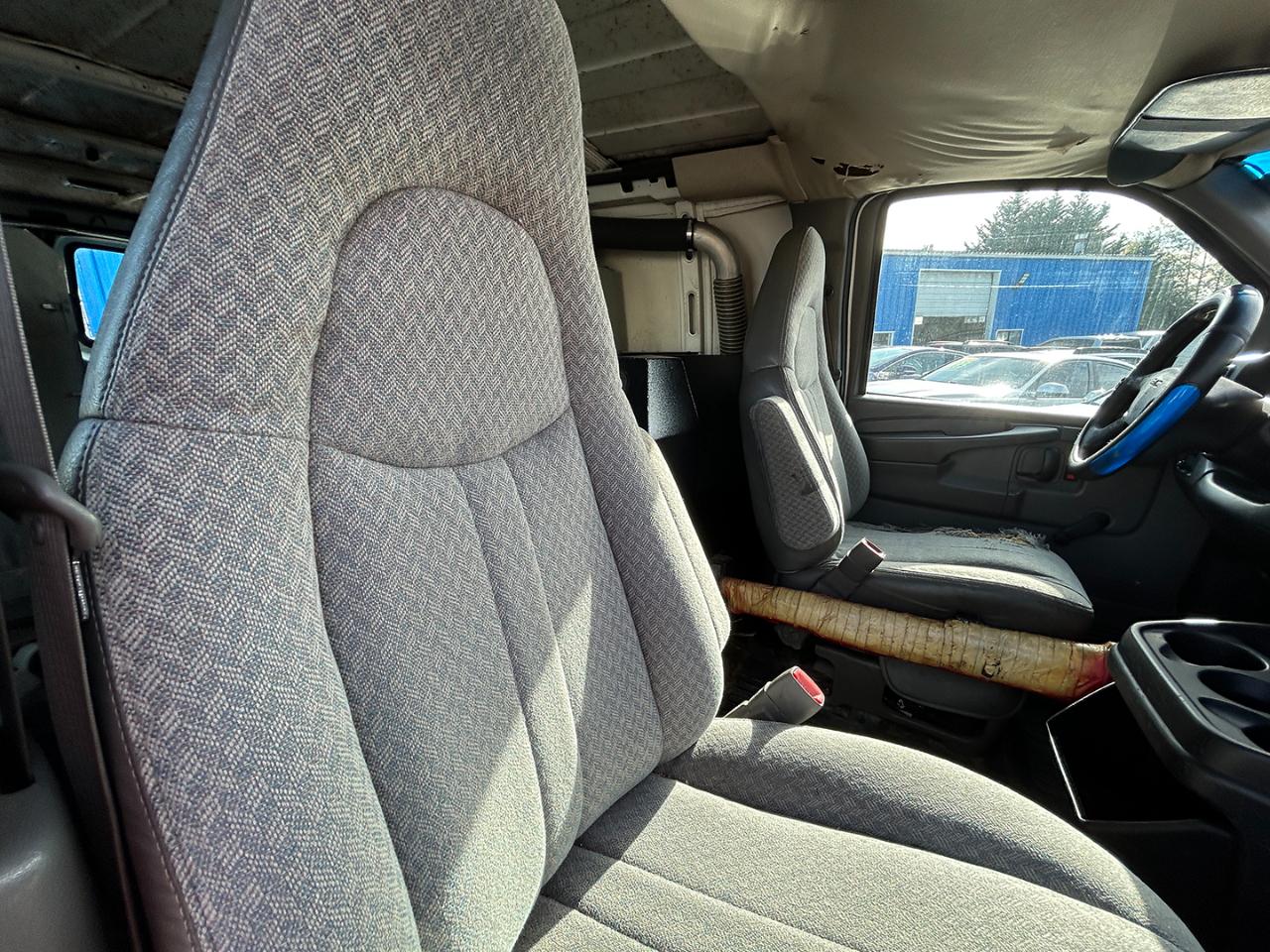 GMC Savana Cargo Van 3500 155" WB RWD 2003