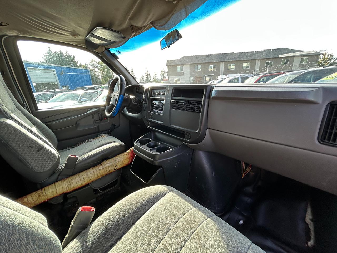 GMC Savana Cargo Van 3500 155" WB RWD 2003