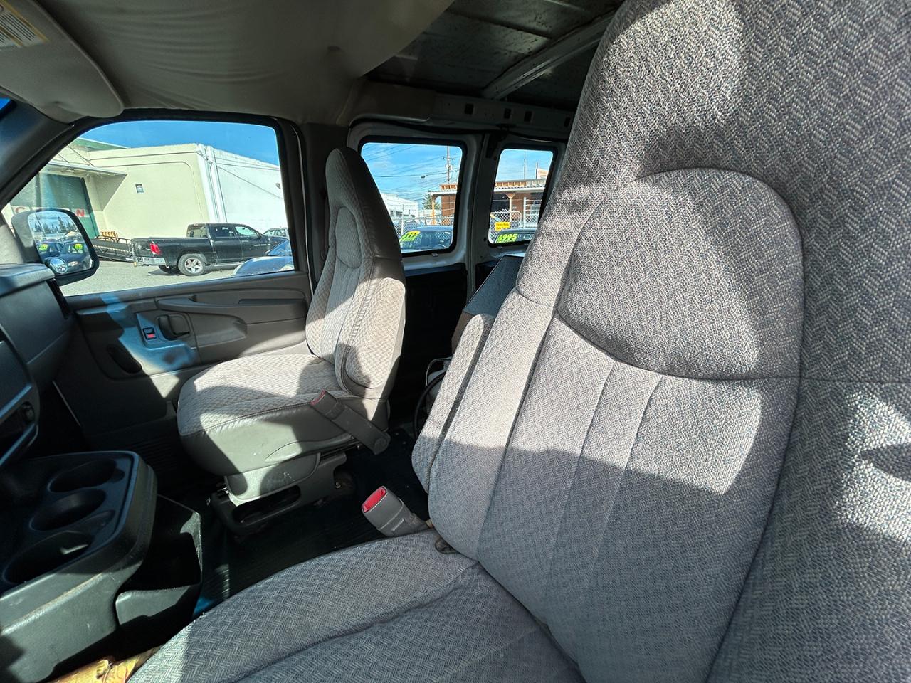 GMC Savana Cargo Van 3500 155" WB RWD 2003