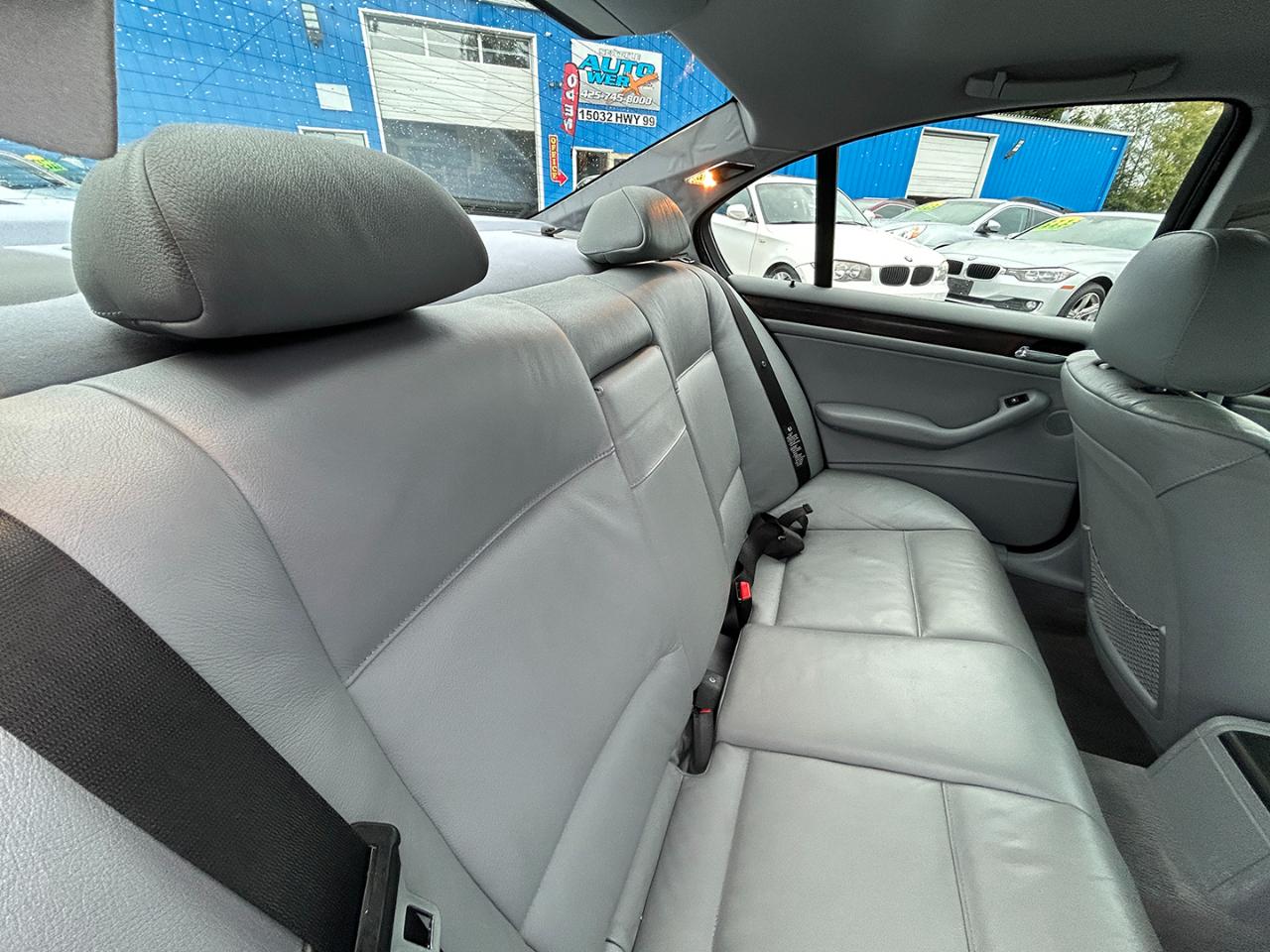 BMW 3 Series 325i 4dr Sdn RWD 2002