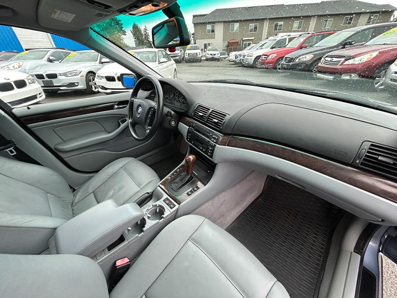 BMW 3 Series 325i 4dr Sdn RWD 2002