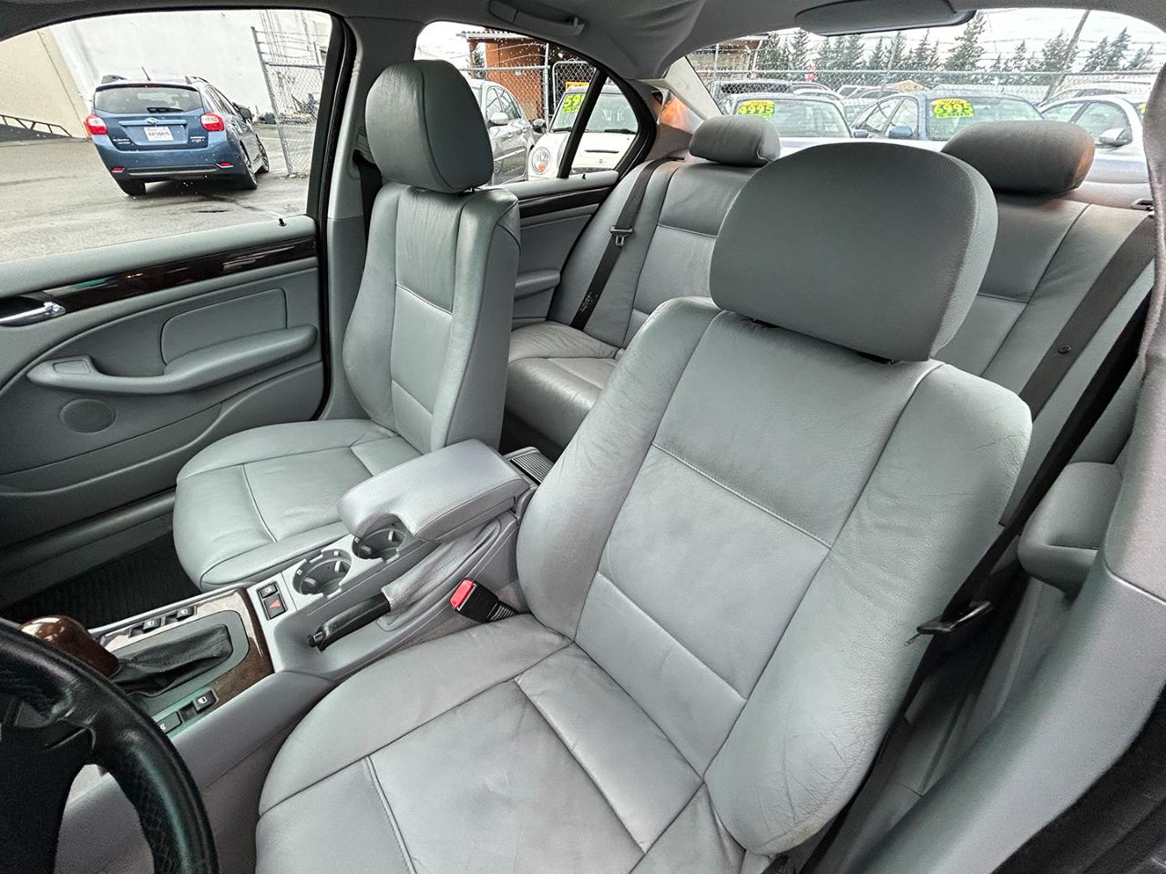 BMW 3 Series 325i 4dr Sdn RWD 2002