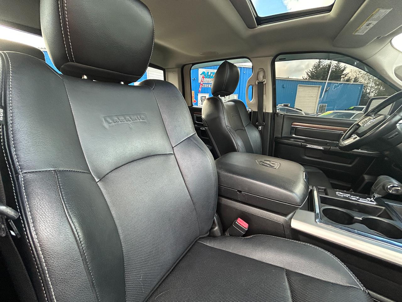 RAM 1500 4WD Crew Cab 140.5" Laramie 2013