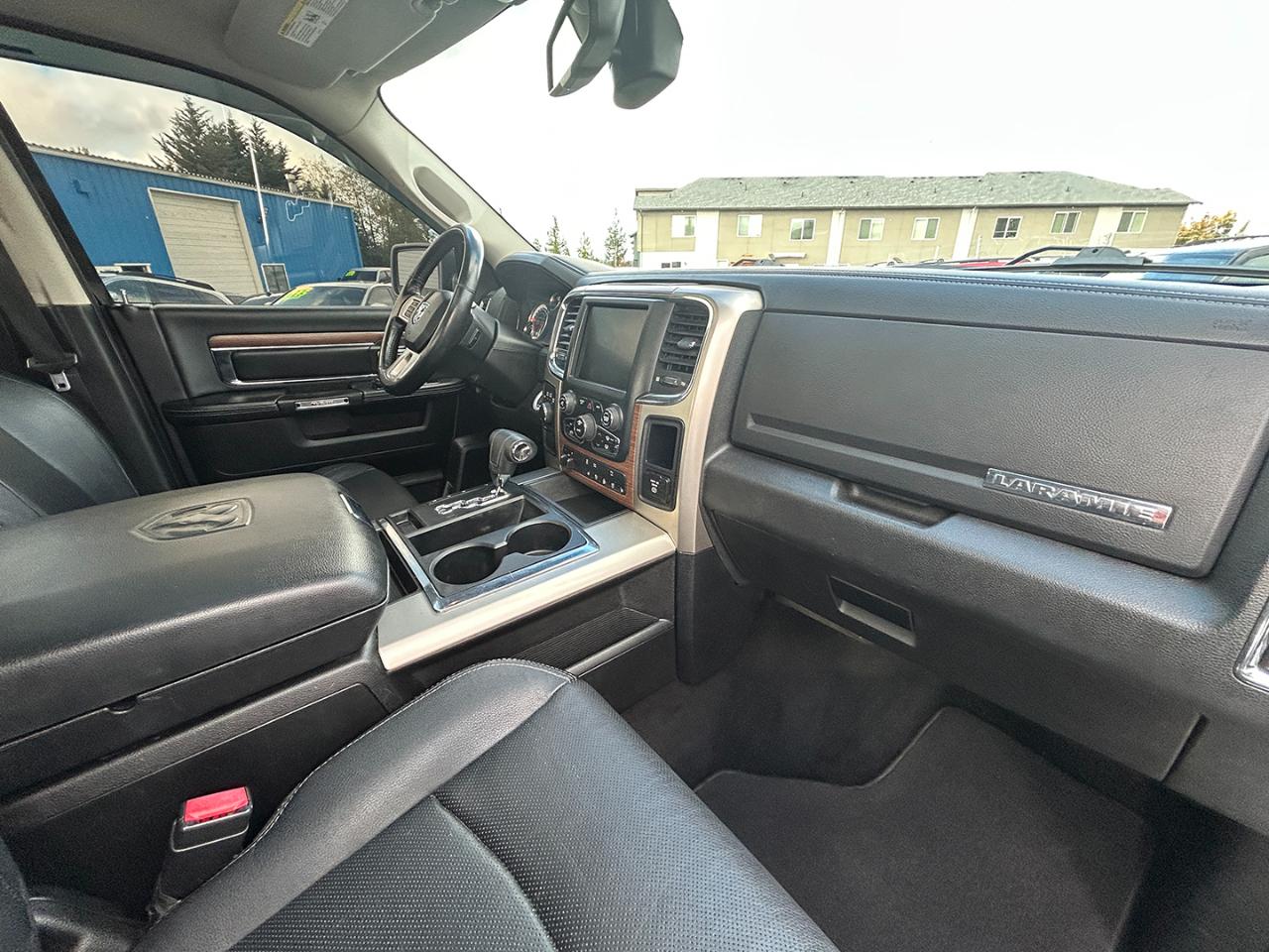 RAM 1500 4WD Crew Cab 140.5" Laramie 2013