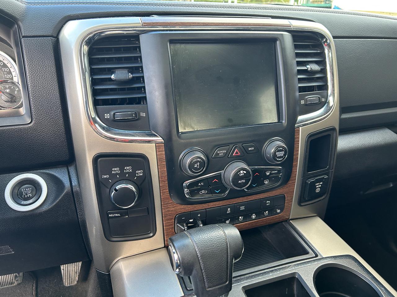 RAM 1500 4WD Crew Cab 140.5" Laramie 2013