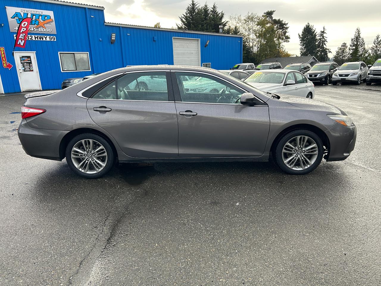 Toyota Camry SE Auto (Natl) 2017