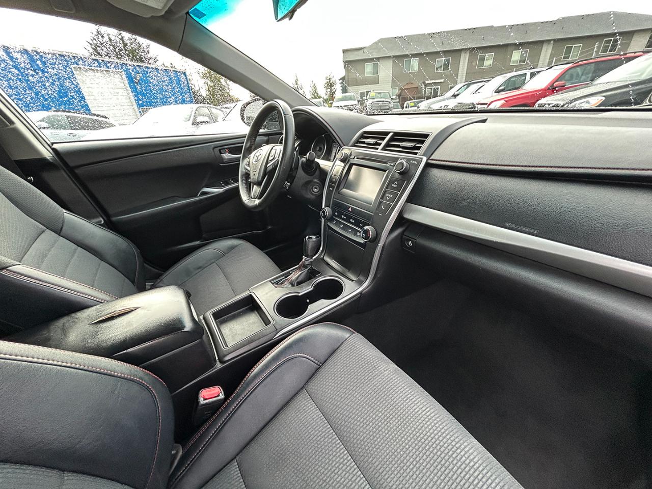 Toyota Camry SE Auto (Natl) 2017