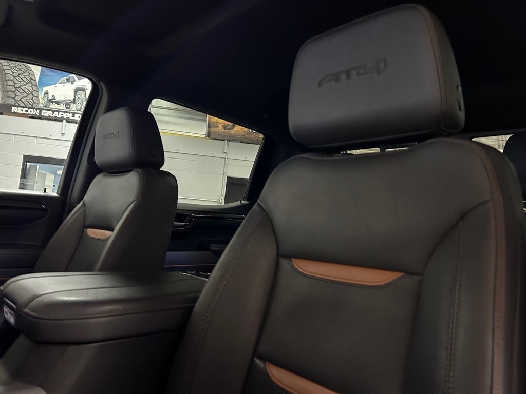 GMC Sierra 1500 4WD Crew Cab 147" AT4 2023