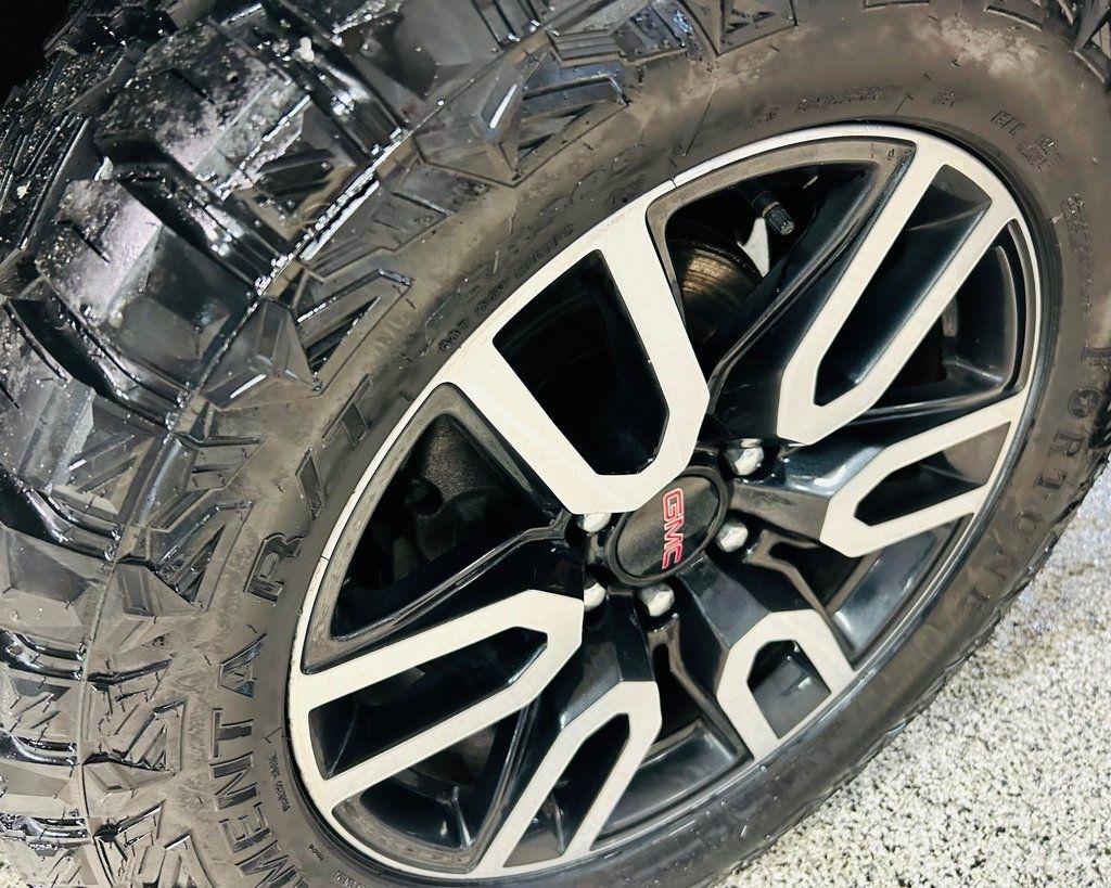 GMC Sierra 1500 4WD Crew Cab 147" AT4 2023