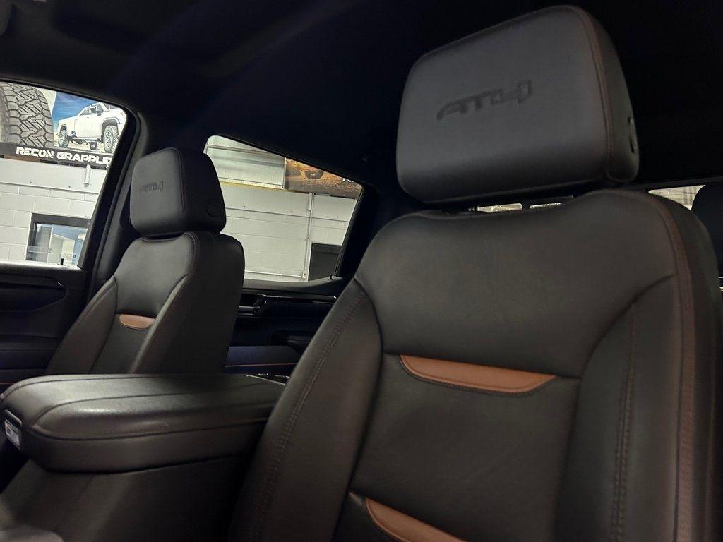 GMC Sierra 1500 4WD Crew Cab 147" AT4 2023