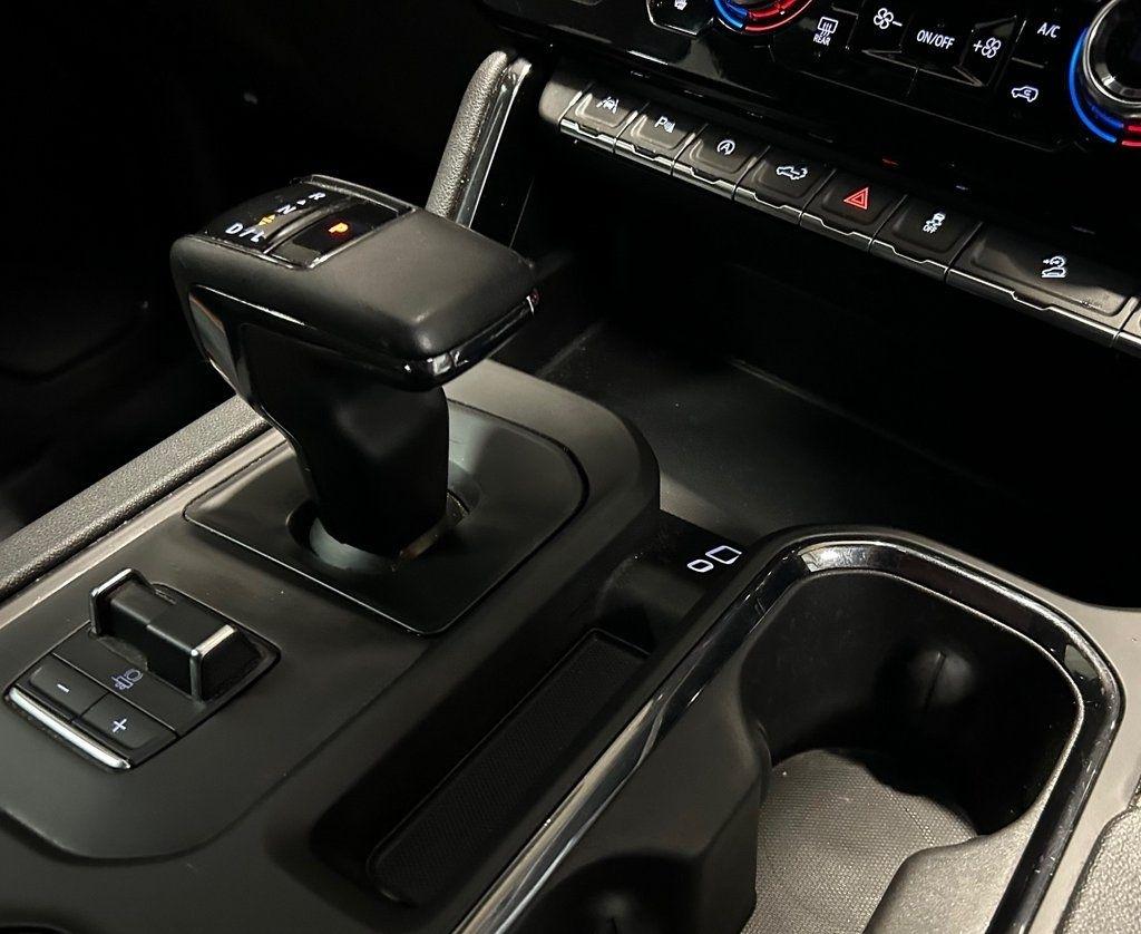 GMC Sierra 1500 4WD Crew Cab 147" AT4 2023