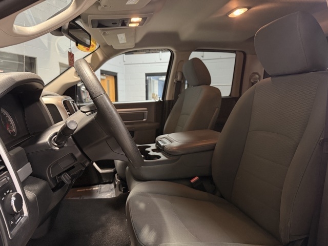 RAM 1500 4WD Quad Cab 140.5" SLT 2015