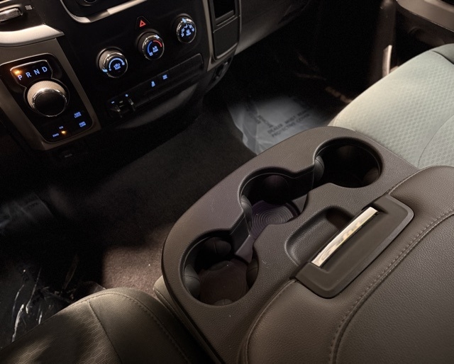 RAM 1500 4WD Quad Cab 140.5" SLT 2015