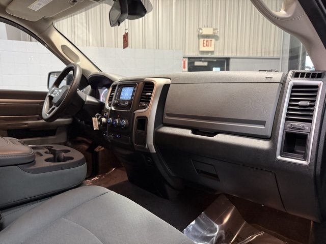 RAM 1500 4WD Quad Cab 140.5" SLT 2015