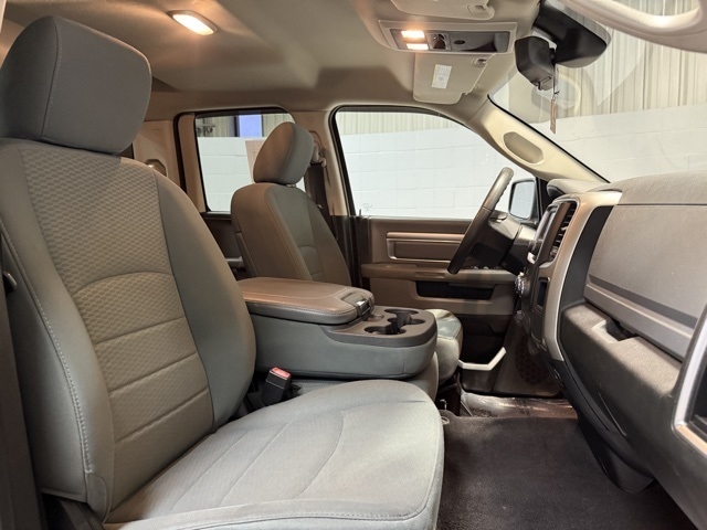 RAM 1500 4WD Quad Cab 140.5" SLT 2015