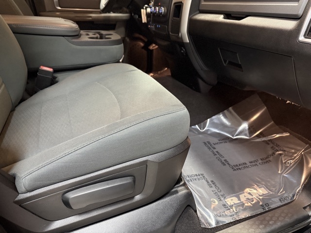 RAM 1500 4WD Quad Cab 140.5" SLT 2015