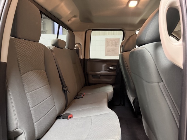 RAM 1500 4WD Quad Cab 140.5" SLT 2015