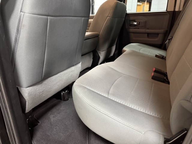 RAM 1500 4WD Quad Cab 140.5" SLT 2015