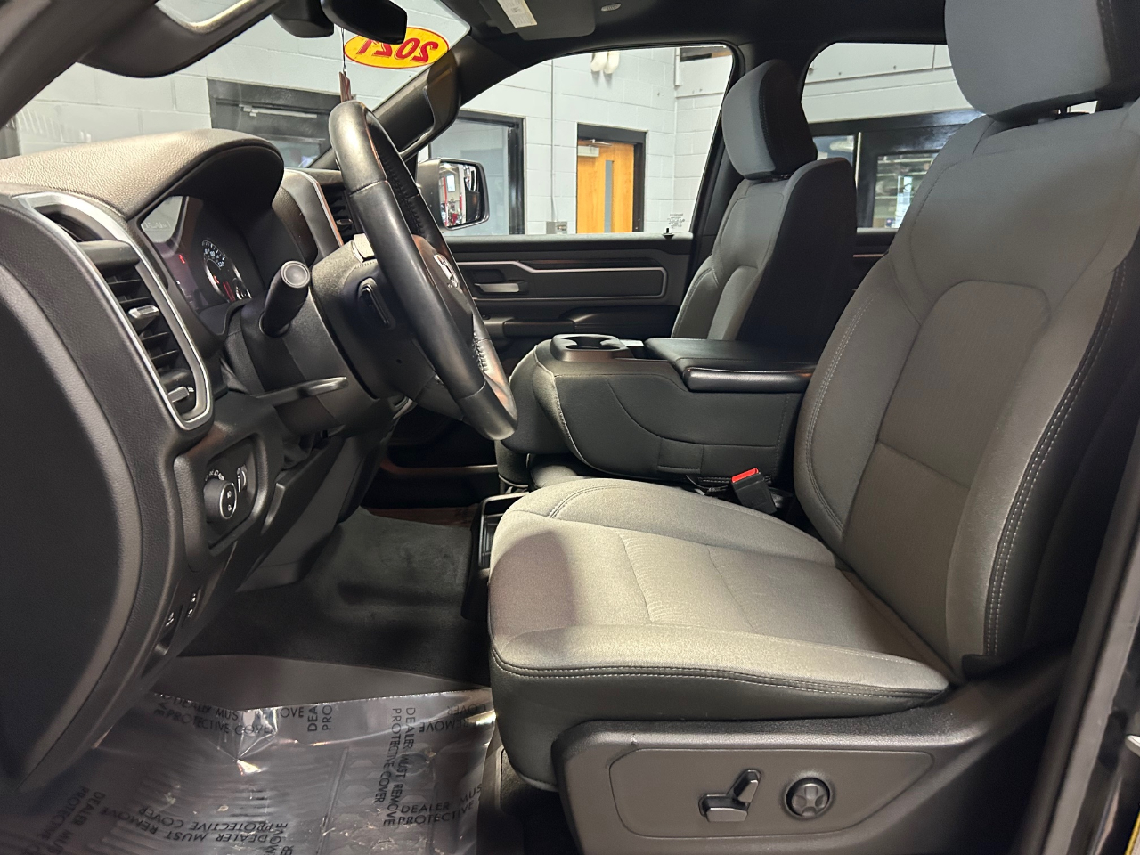 RAM 1500 Big Horn 4x4 Crew Cab 5'7" Box 2021