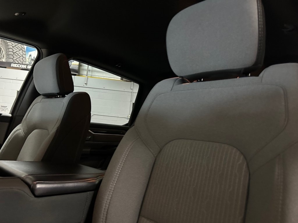 RAM 1500 Big Horn 4x4 Crew Cab 5'7" Box 2021