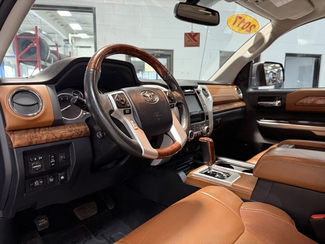 Toyota Tundra 4WD Platinum CrewMax 5.5' Bed 5.7L (Natl) 2017