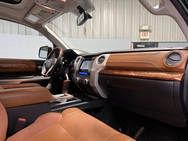 Toyota Tundra 4WD Platinum CrewMax 5.5' Bed 5.7L (Natl) 2017