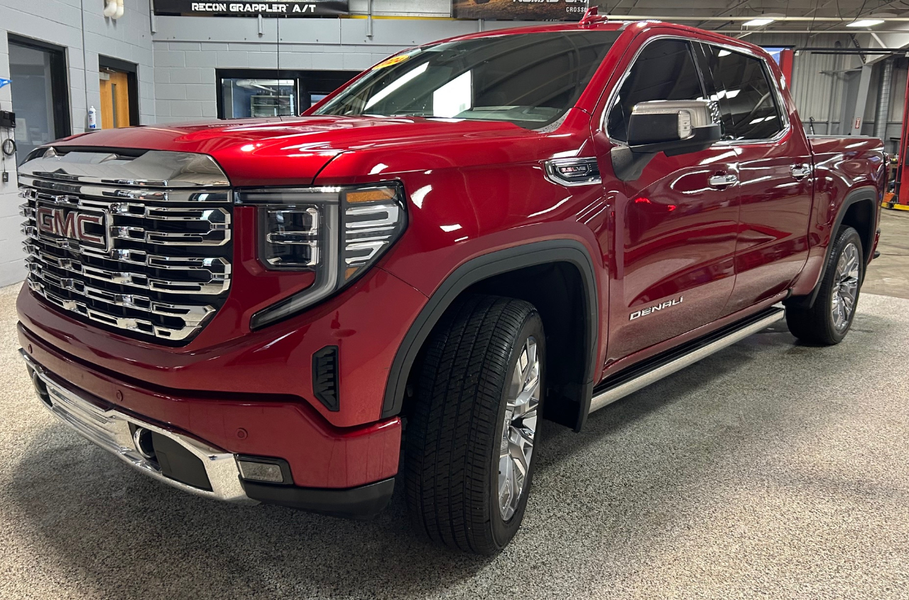 GMC Sierra 1500 4WD Crew Cab 147" Denali 2024