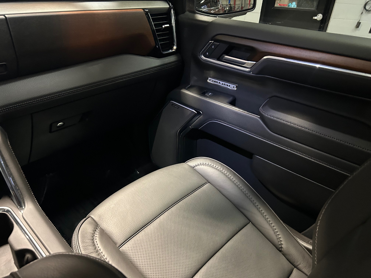 GMC Sierra 1500 4WD Crew Cab 147" Denali 2024